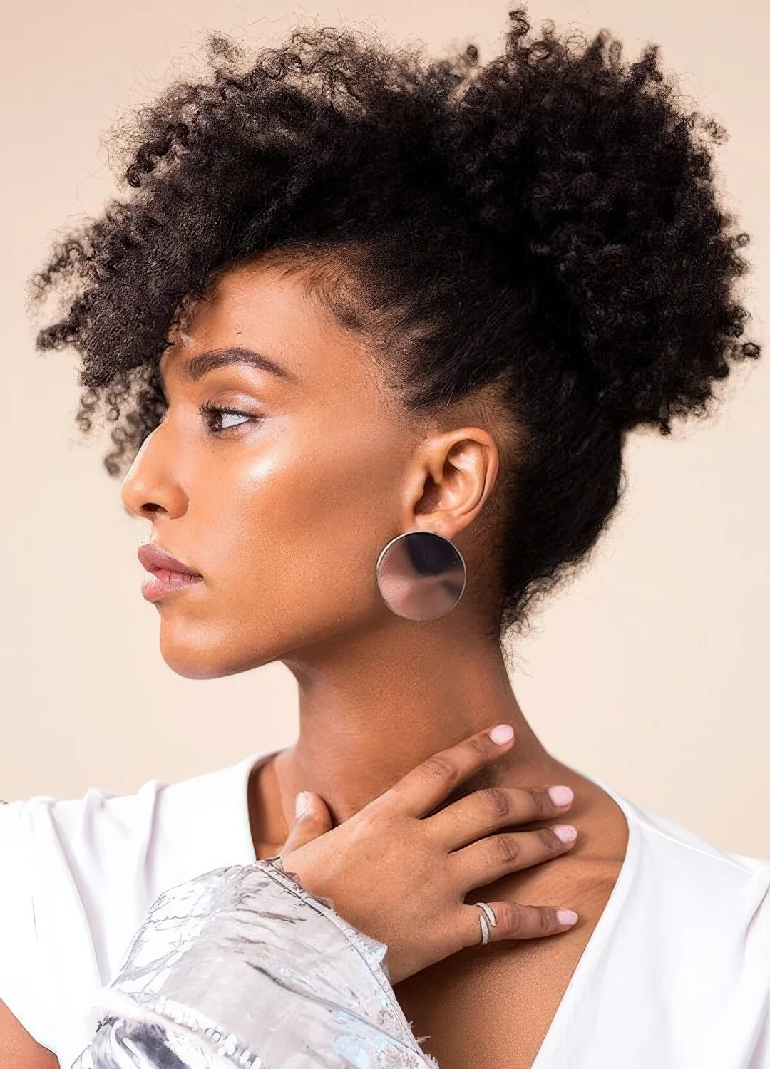 Quick and cool curly hairstyle with curls secured with hair pins and side bangs.
