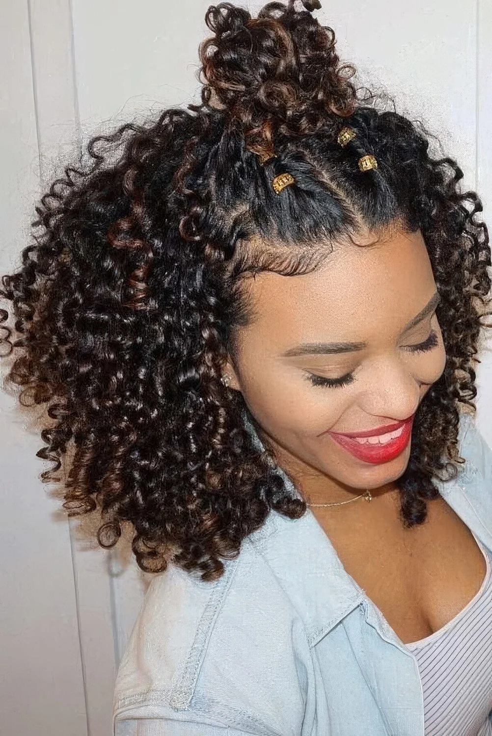 Photo showing gold accessories like these ones, with the hairstyle clearly visible.