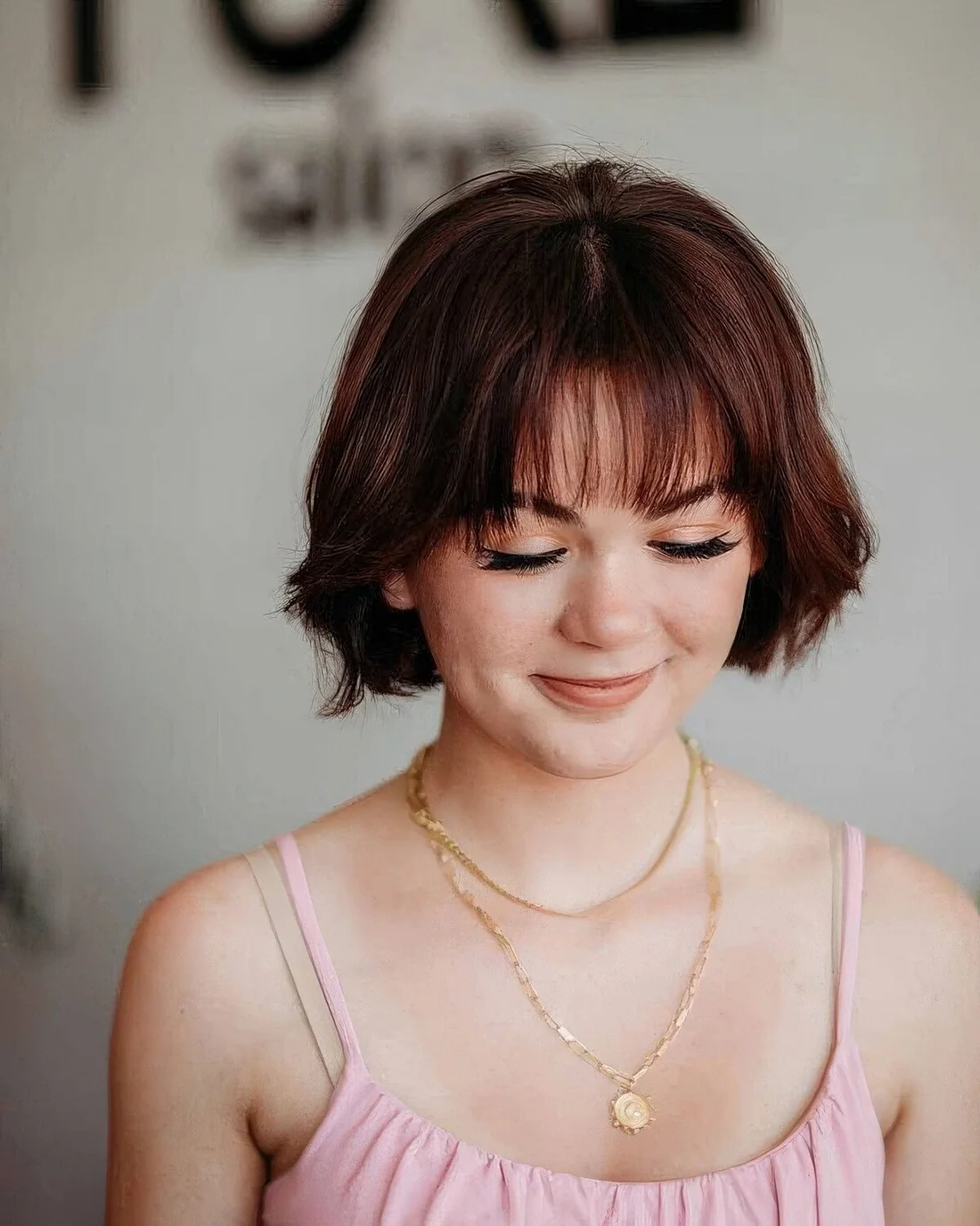 Auburn jaw ling bob with wispy bangs.