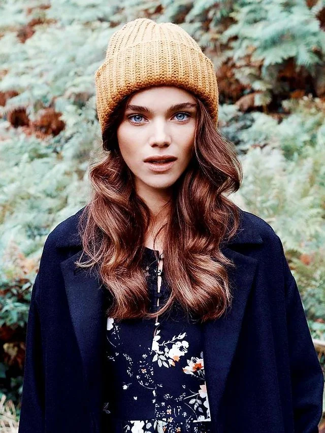Simple waves are always a win win idea to show off your hair and look chic.