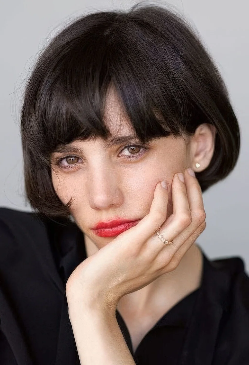 Ear-length bob with a classic fringe in black.
