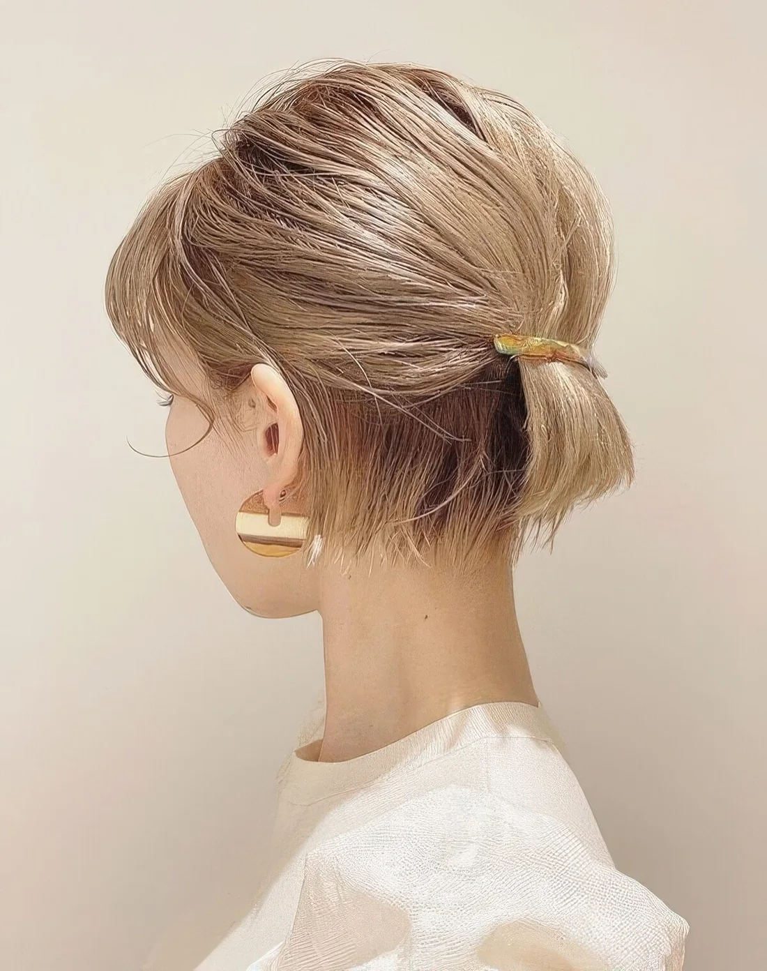 Photo showing long ponytail hairstyle, with the hairstyle clearly visible.