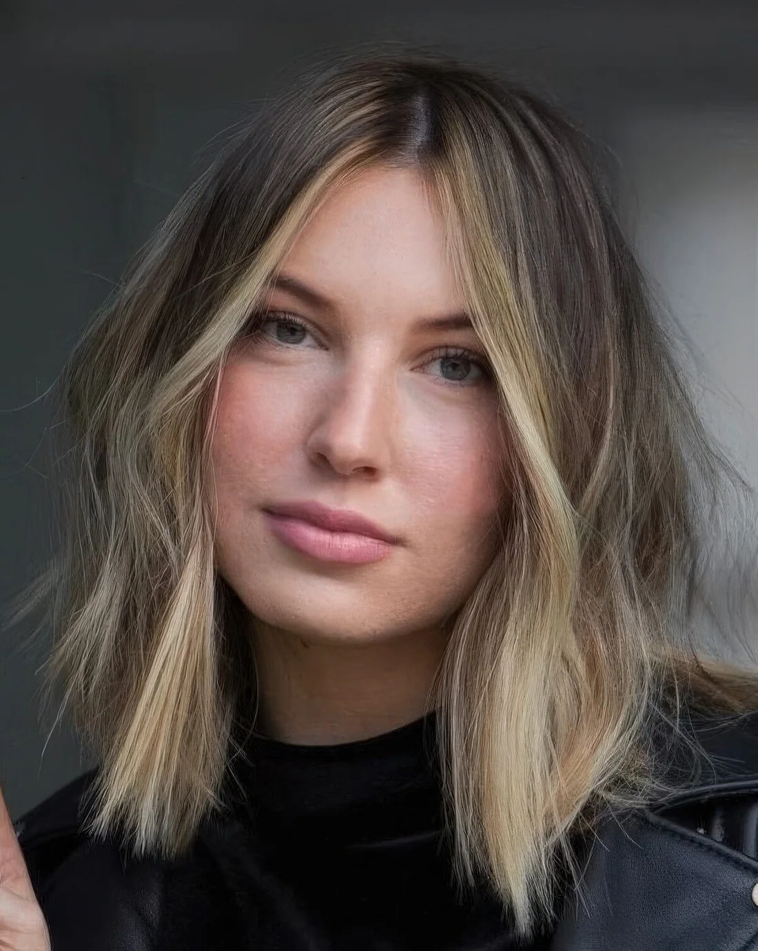 Long and messy brunette bob with a blonde money piece and an ombre touch.