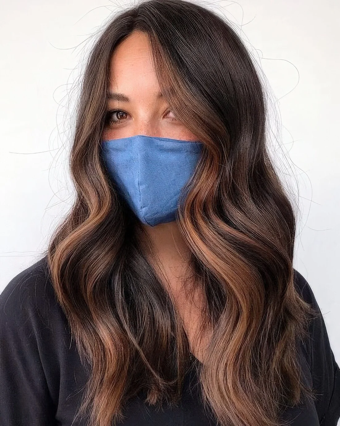 Add a bit of dimension to your dark hair with such chocolate brown face-framing highlights on brunette balayage hair.
