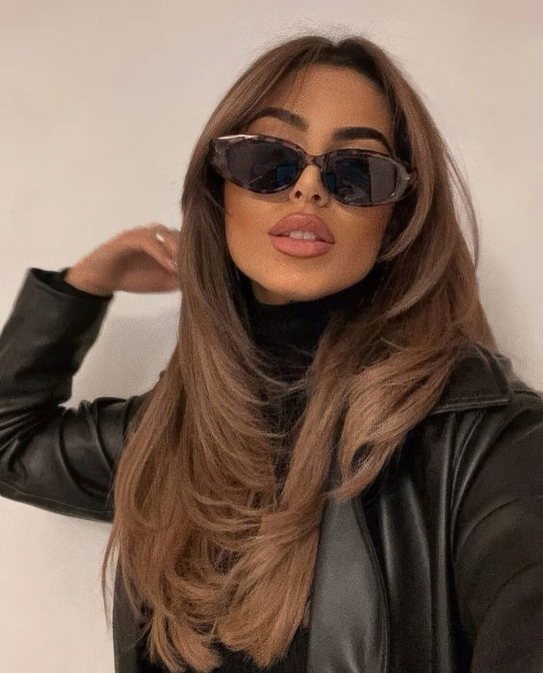 Brown butterfly haircut with layers including face-framing ones, with cnetral part and a lot of volume.