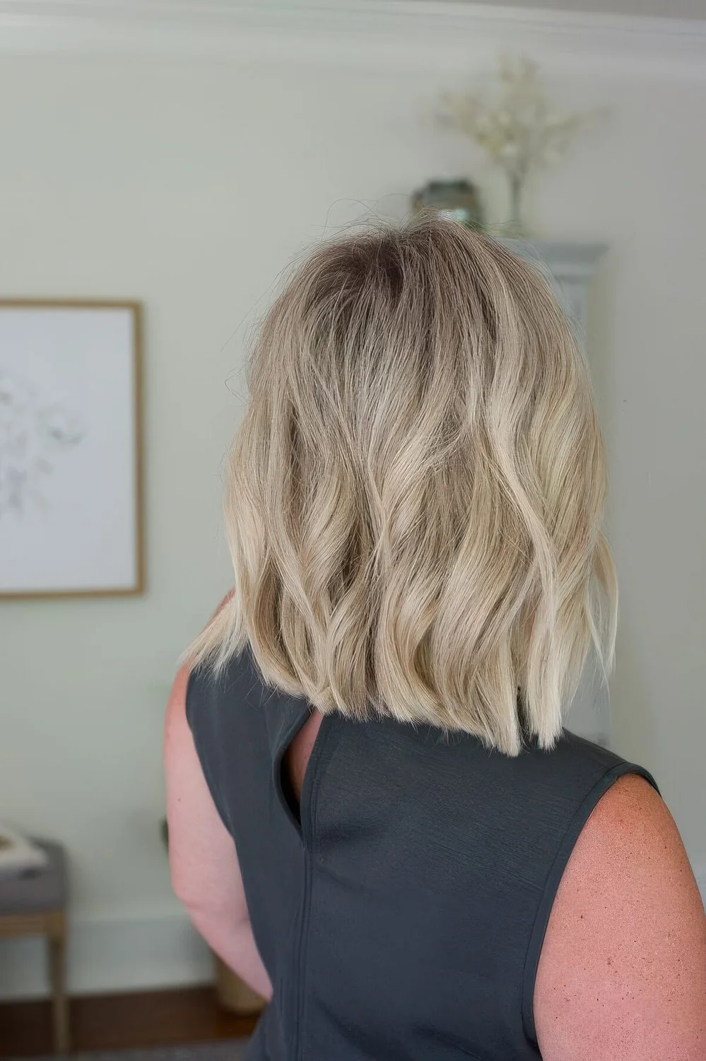 Shoulder-length haircut with balayage and waves.
