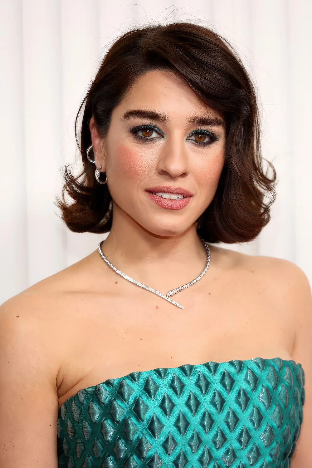 Photo showing messy parting, with the hairstyle clearly visible.