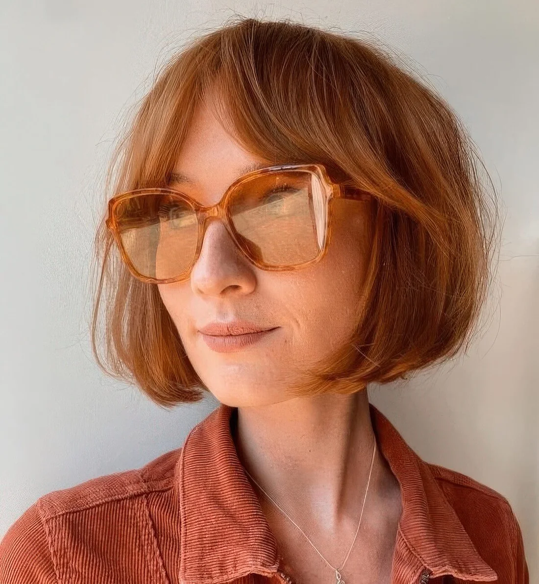 Photo showing hairstyle with bottleneck bangs, with the hairstyle clearly visible.