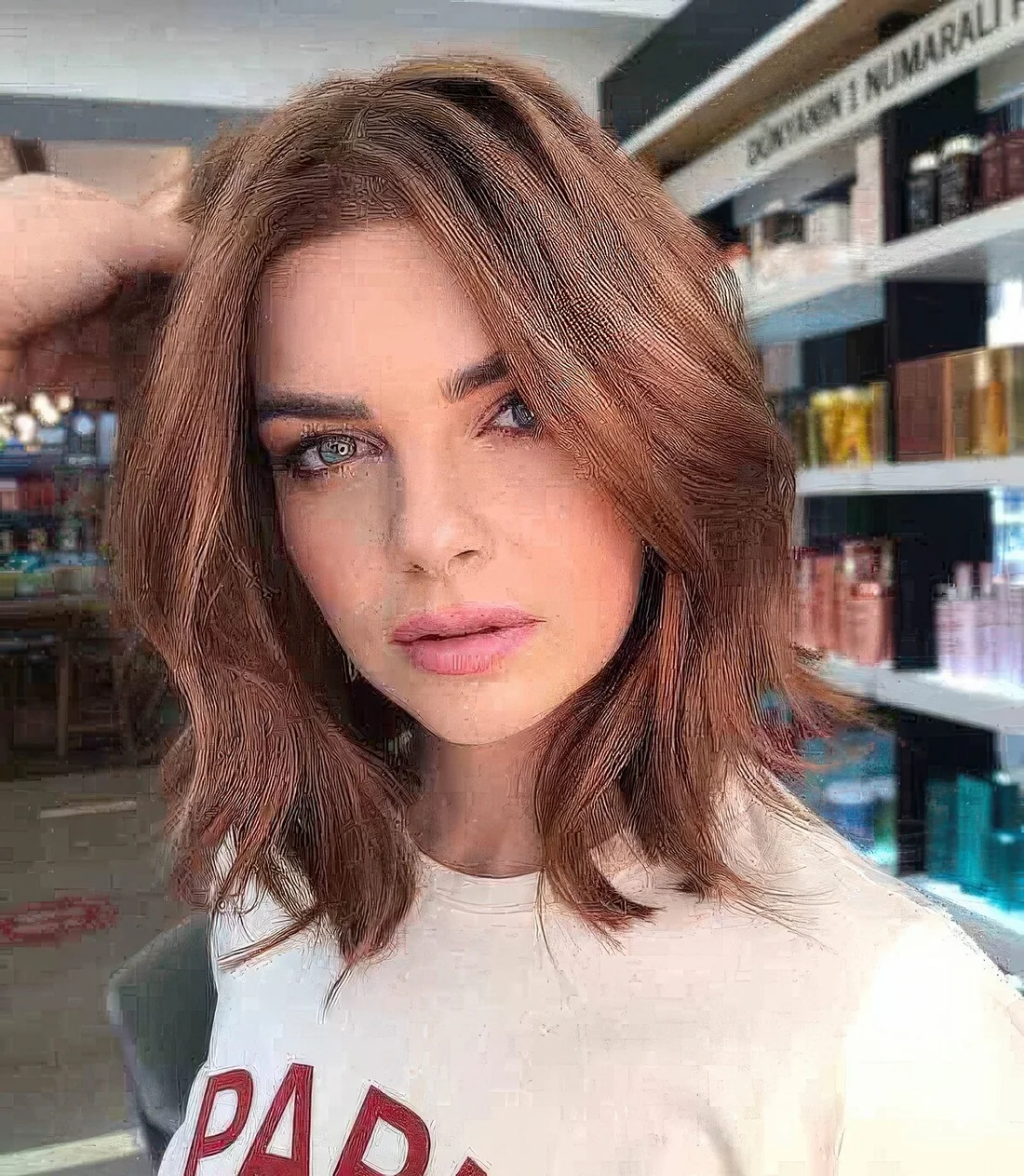Long bob with choppy layers soften blunt lines and your hair more dimension, and a slight balayage accents the hairstyle.