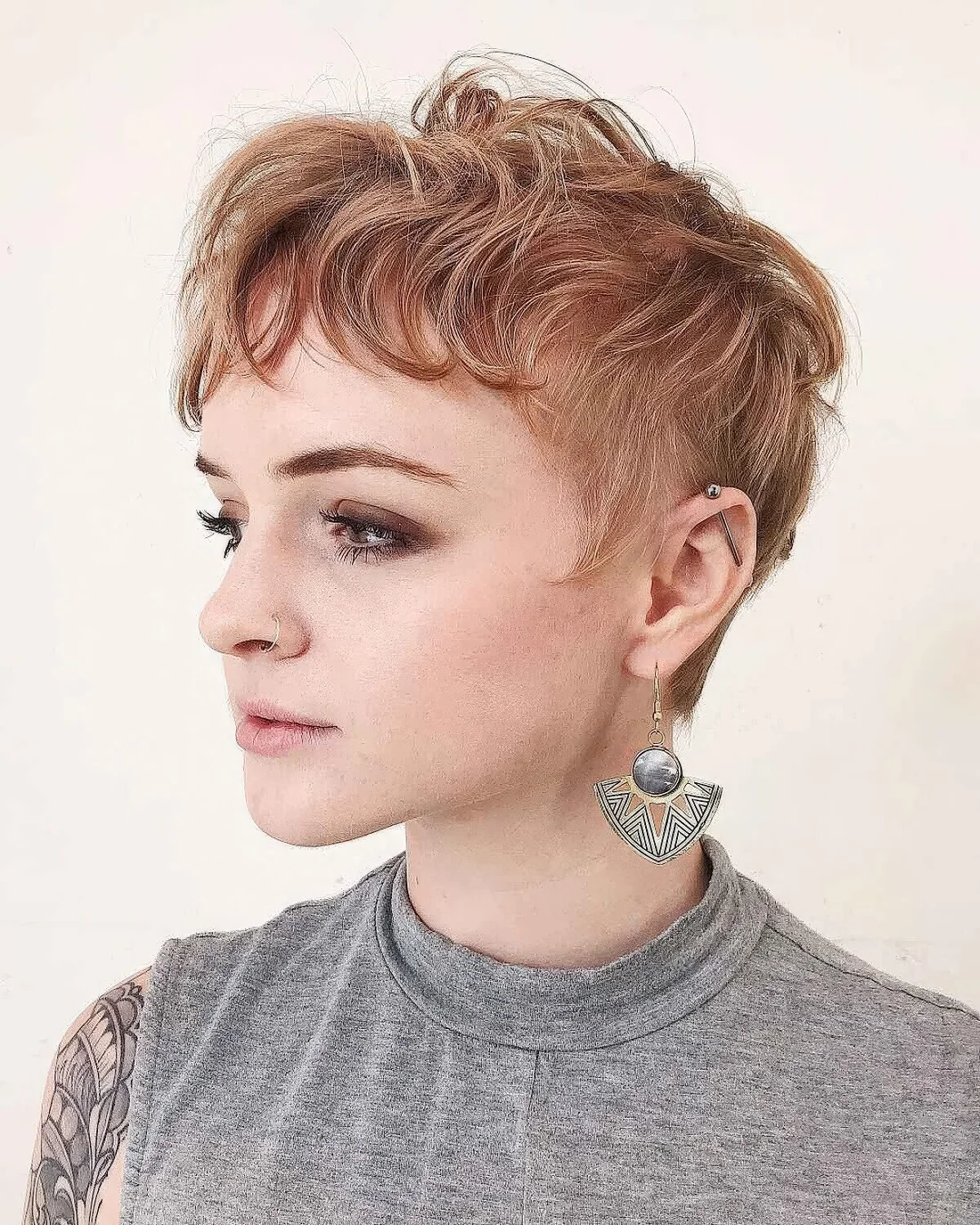 Short hairstyle with a caramel balayage.