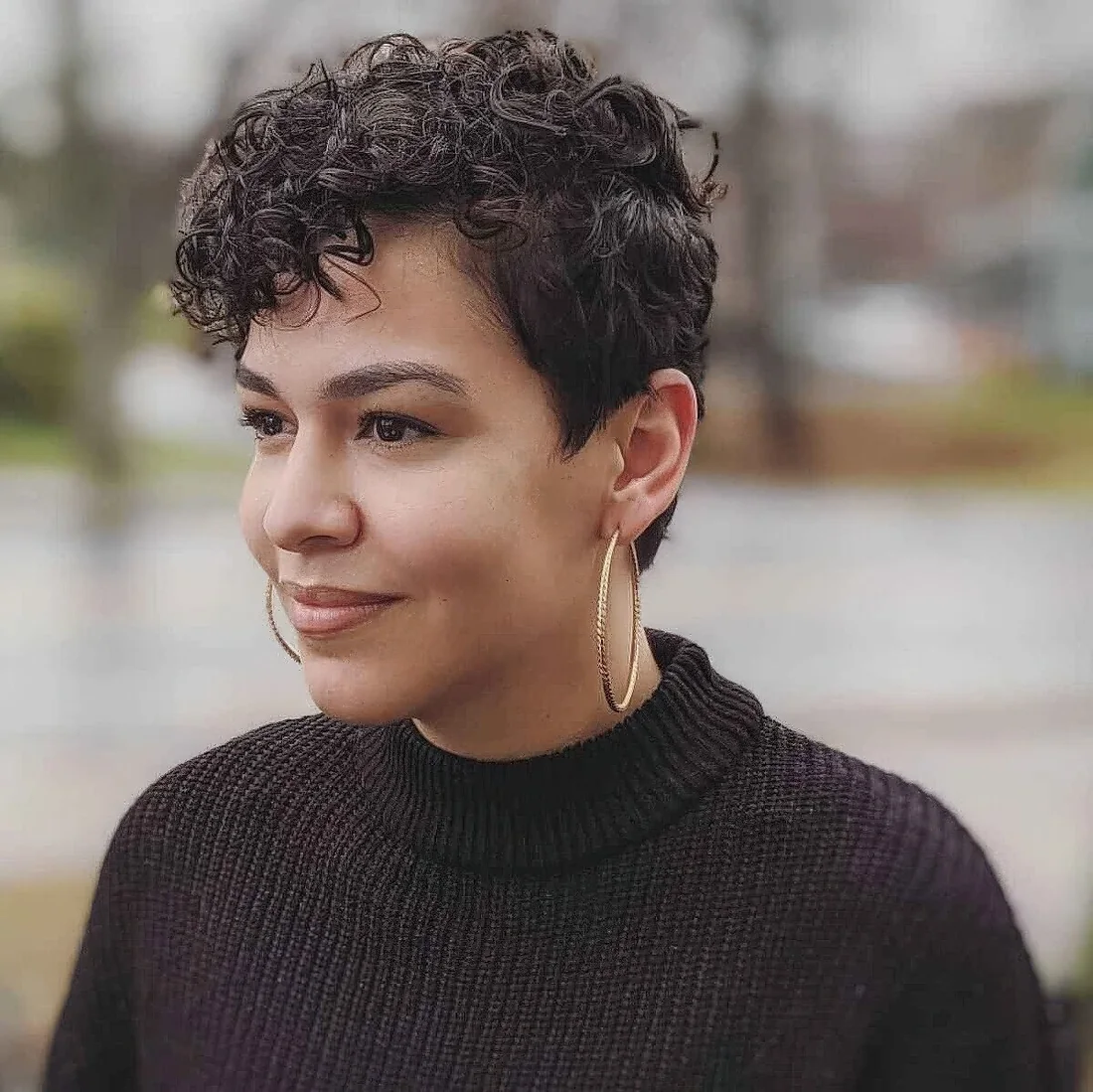 Photo showing curly hairstyle, with the hairstyle clearly visible.