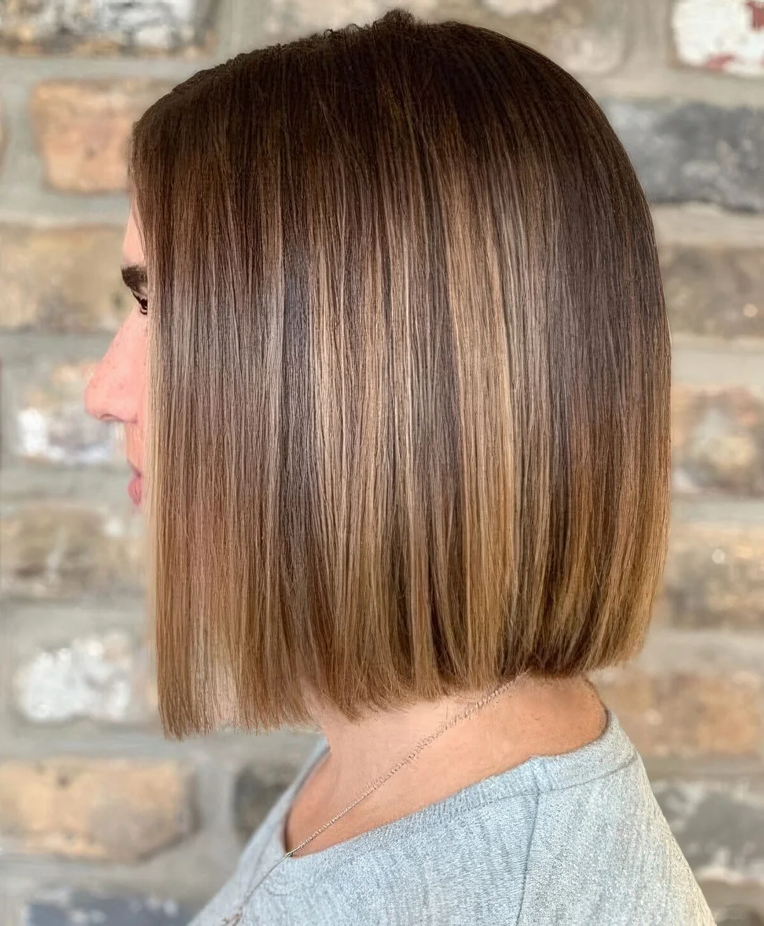 Chic bronde long bob with highlights and straight hair.