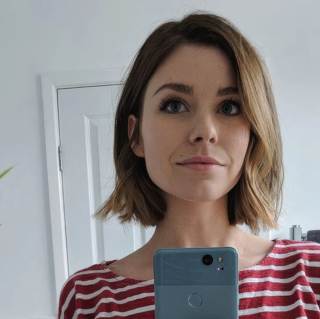 Midi light brunette bob with side part adn wavy ends.