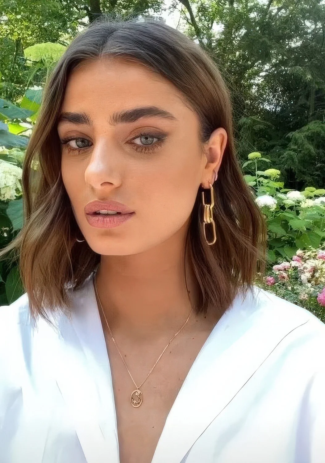 Light brown collarbone bob with center part and waves.