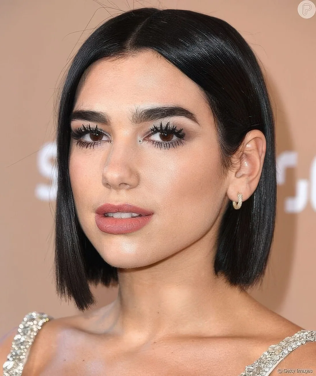 Dua Lipa rocking a shiny black liquid bob with center part, a timeless and super elegant idea.