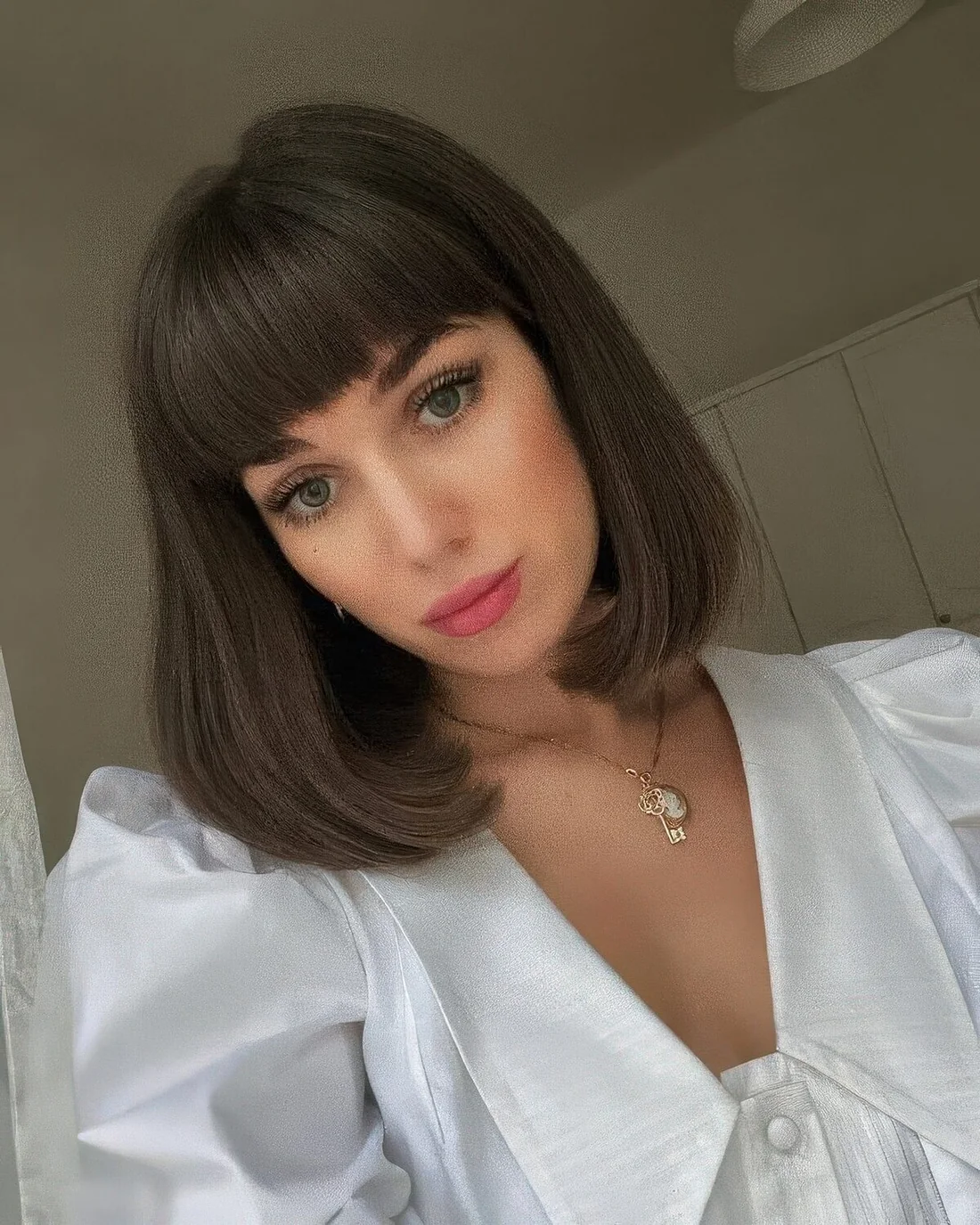 Photo showing curled bob, with the hairstyle clearly visible.