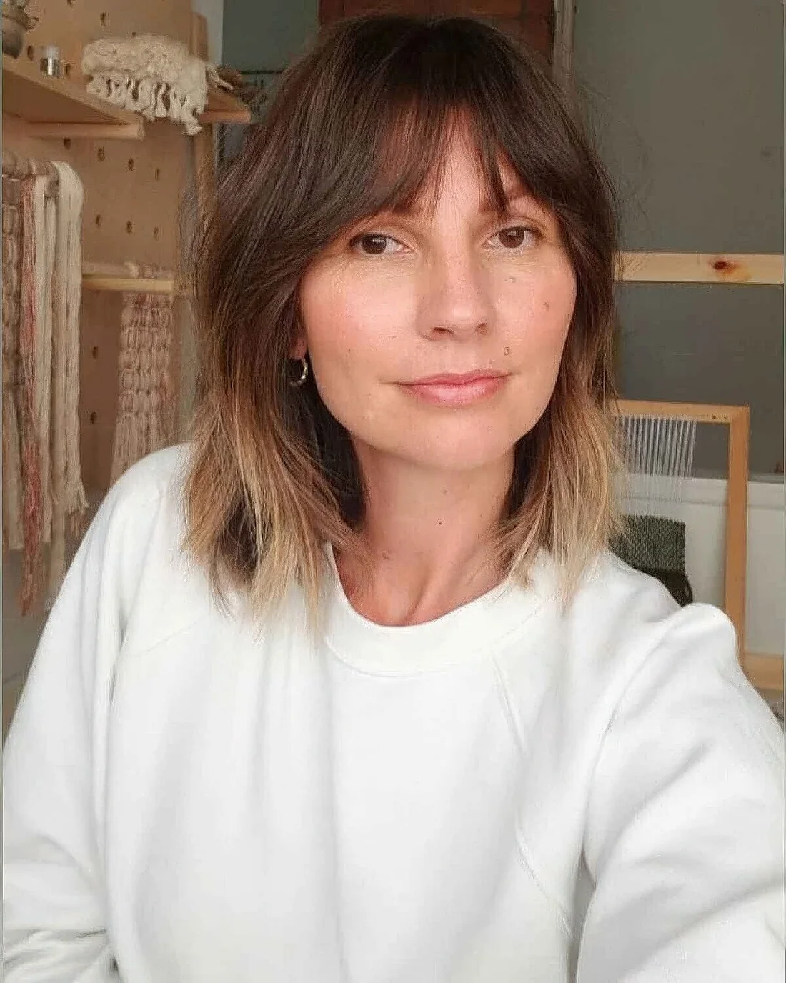 Simple hairstyle with blonde highlights.