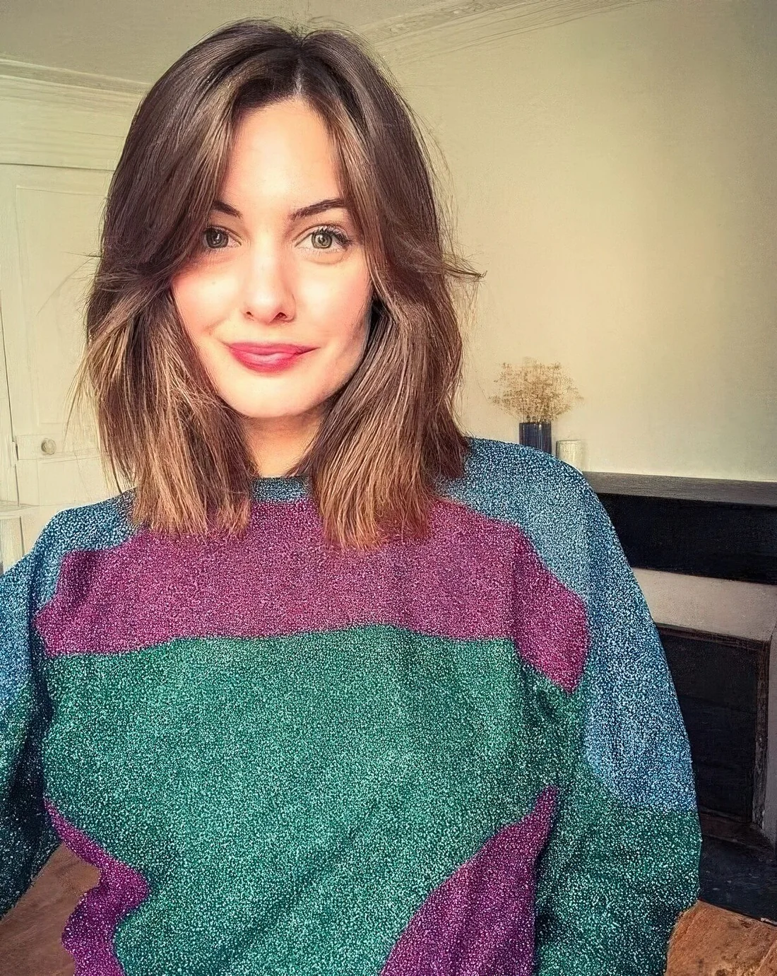 Brunette clavicut with a bit of volume, curtain bangs and waves.