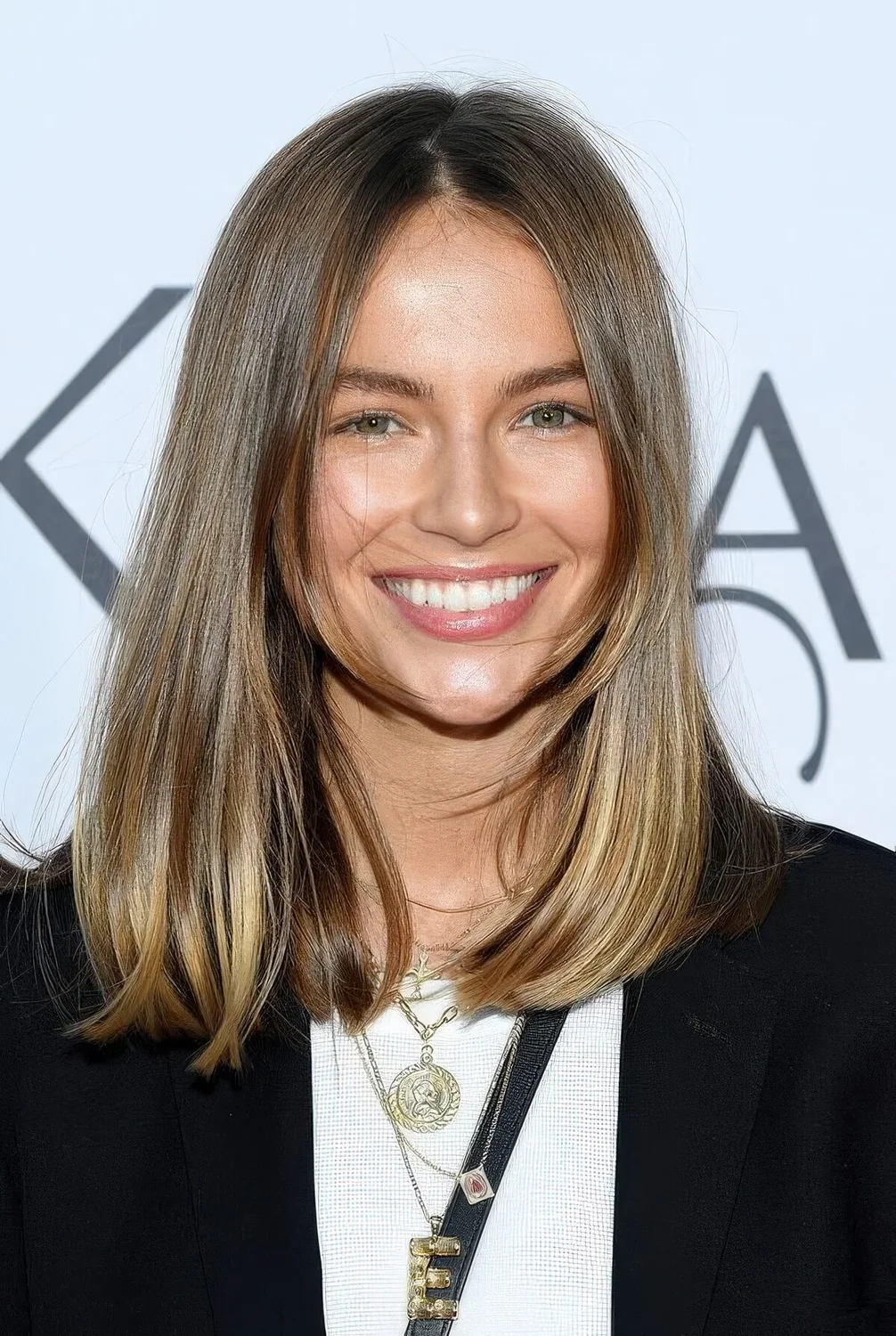 Photo showing chestnut hairstyle, with the hairstyle clearly visible.