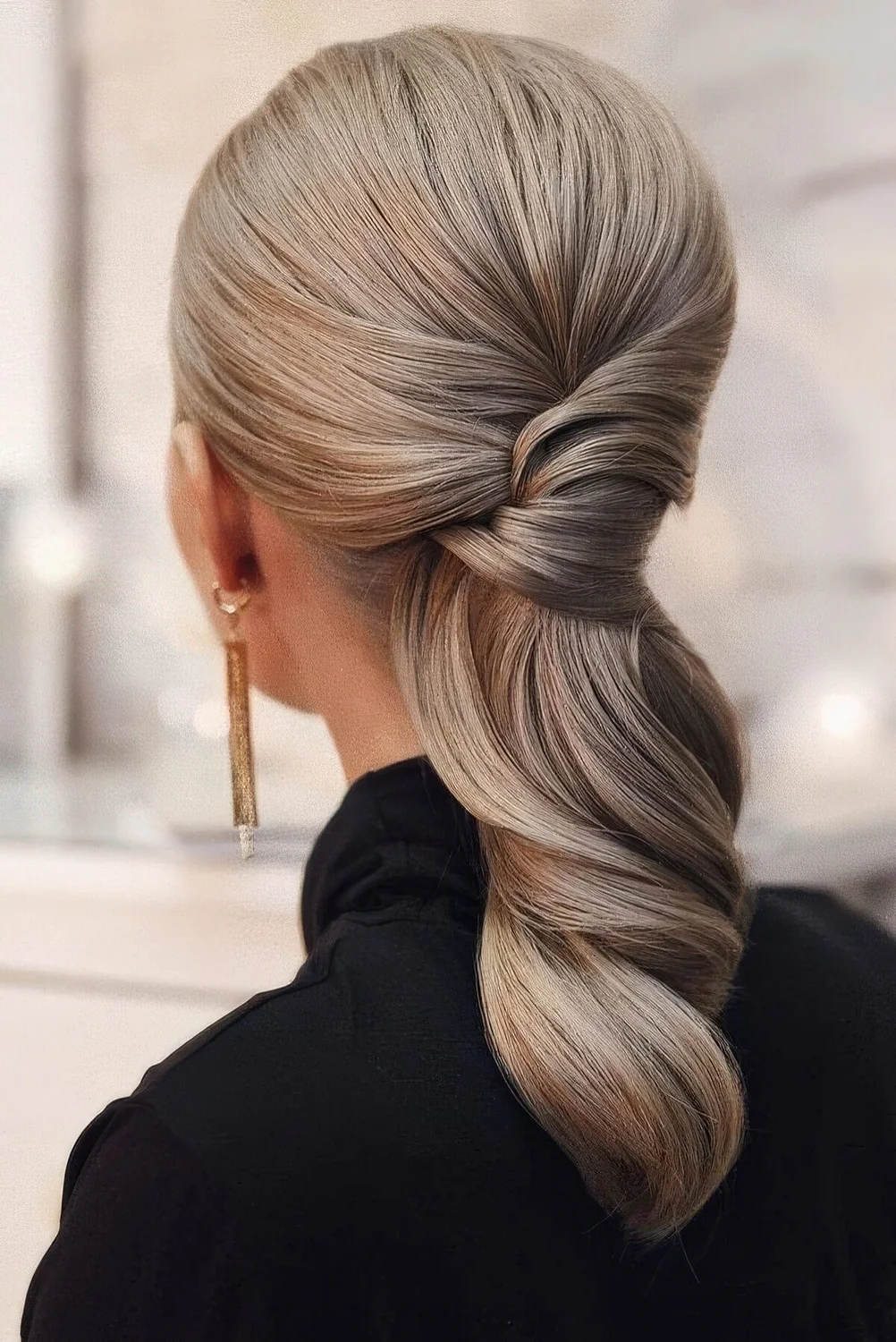 Twisted and wavy ow ponytail with a volume on top.