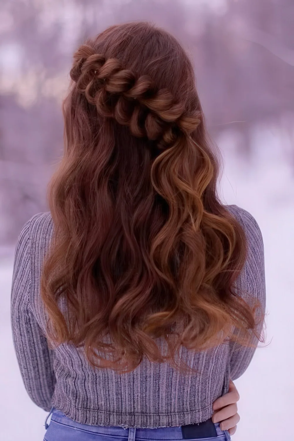 Photo showing wavy hairstyle, with the hairstyle clearly visible.
