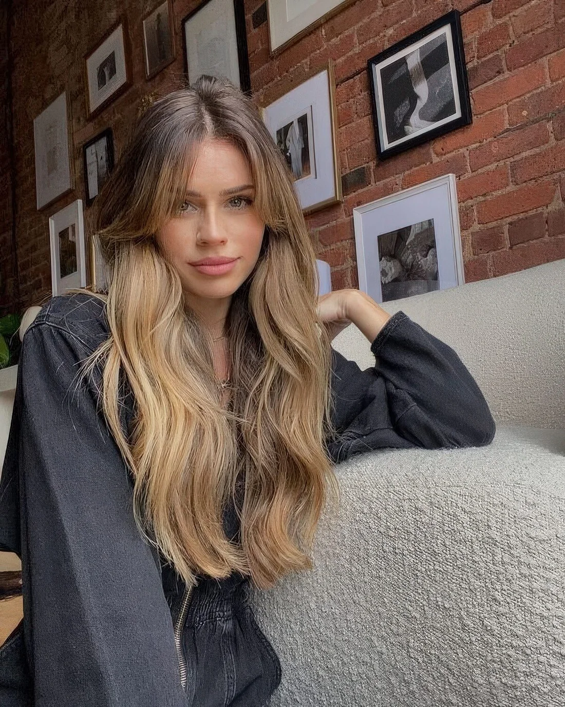 Dark root paired up with long honey blonde waves and logn curtain bangs look very girlish and very beautiful.