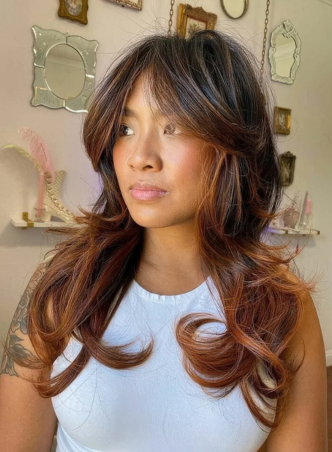 Photo showing hairstyle with a caramel balyage, with the hairstyle clearly visible.