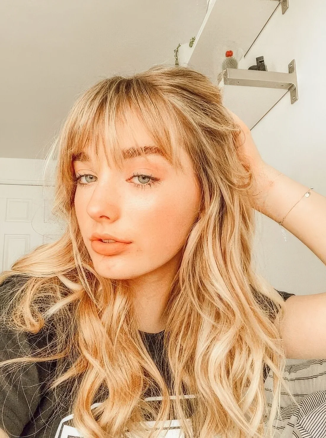 Photo showing wavy summer hairstyle, with the hairstyle clearly visible.