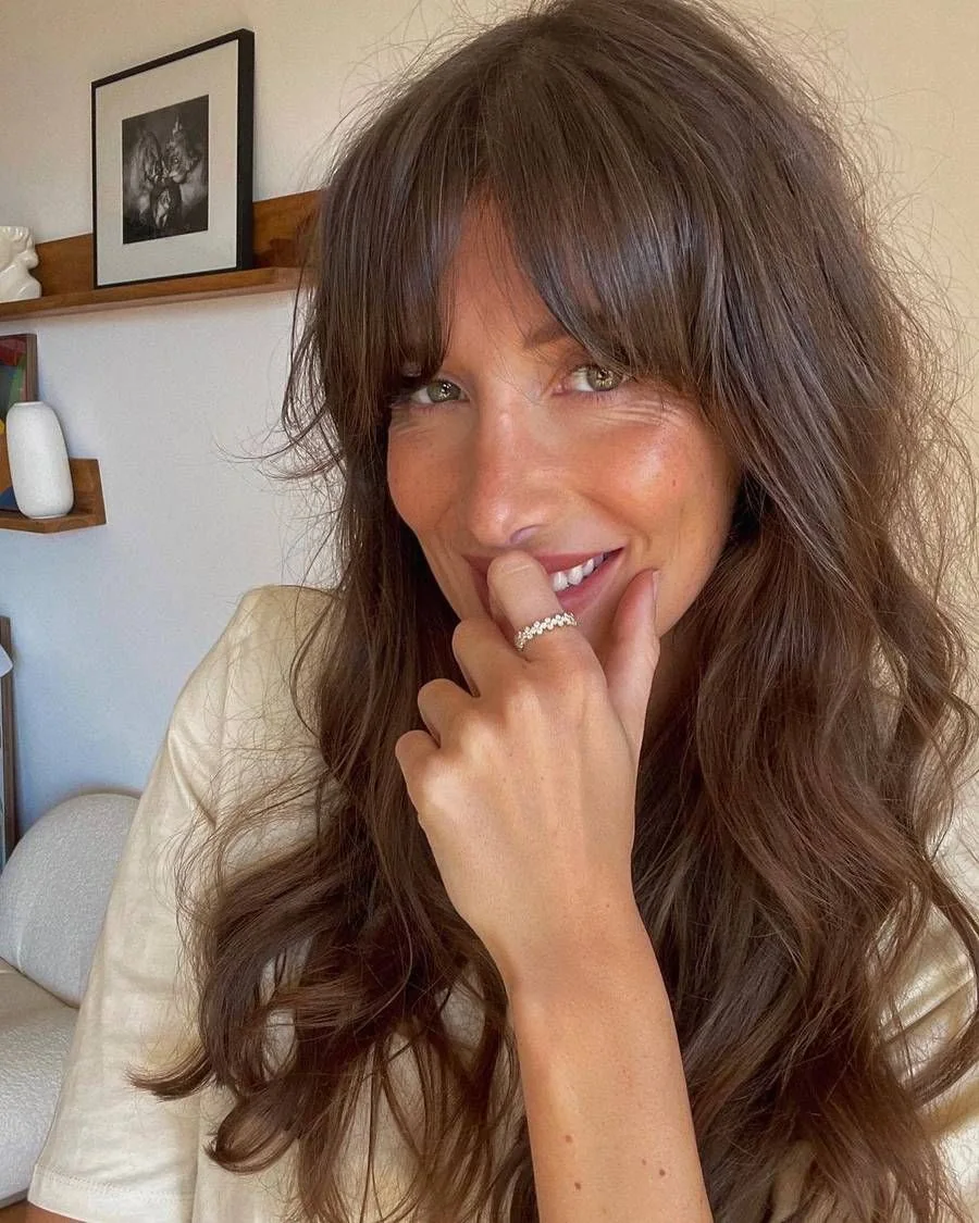 Photo showing wavy hair bottleneck, with the hairstyle clearly visible.