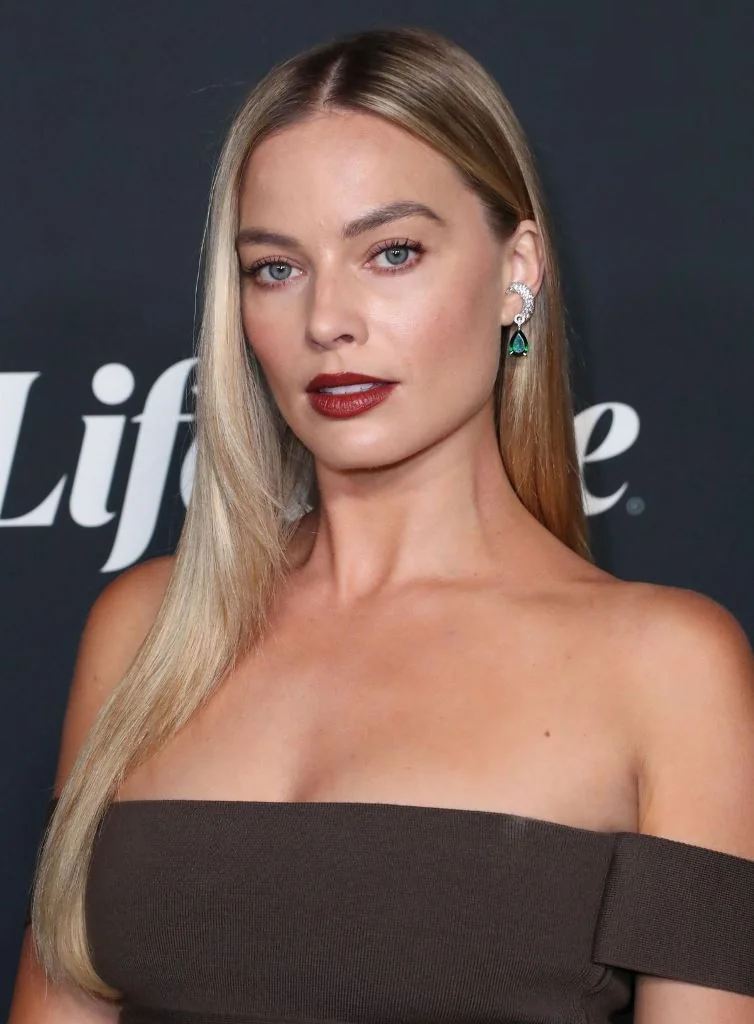Photo showing blonde layers, with the hairstyle clearly visible.