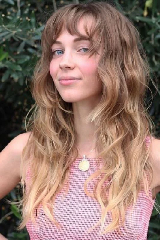 Photo showing wavy layers, with the hairstyle clearly visible.