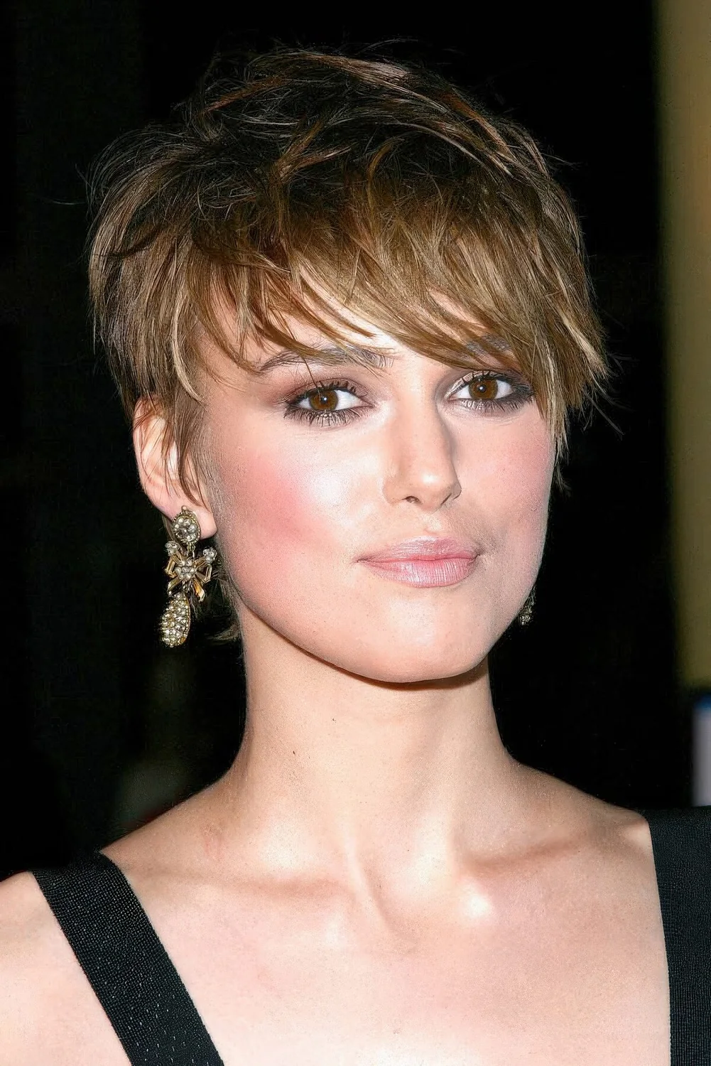 Keira Knightley wearing a choppy long pixie that.