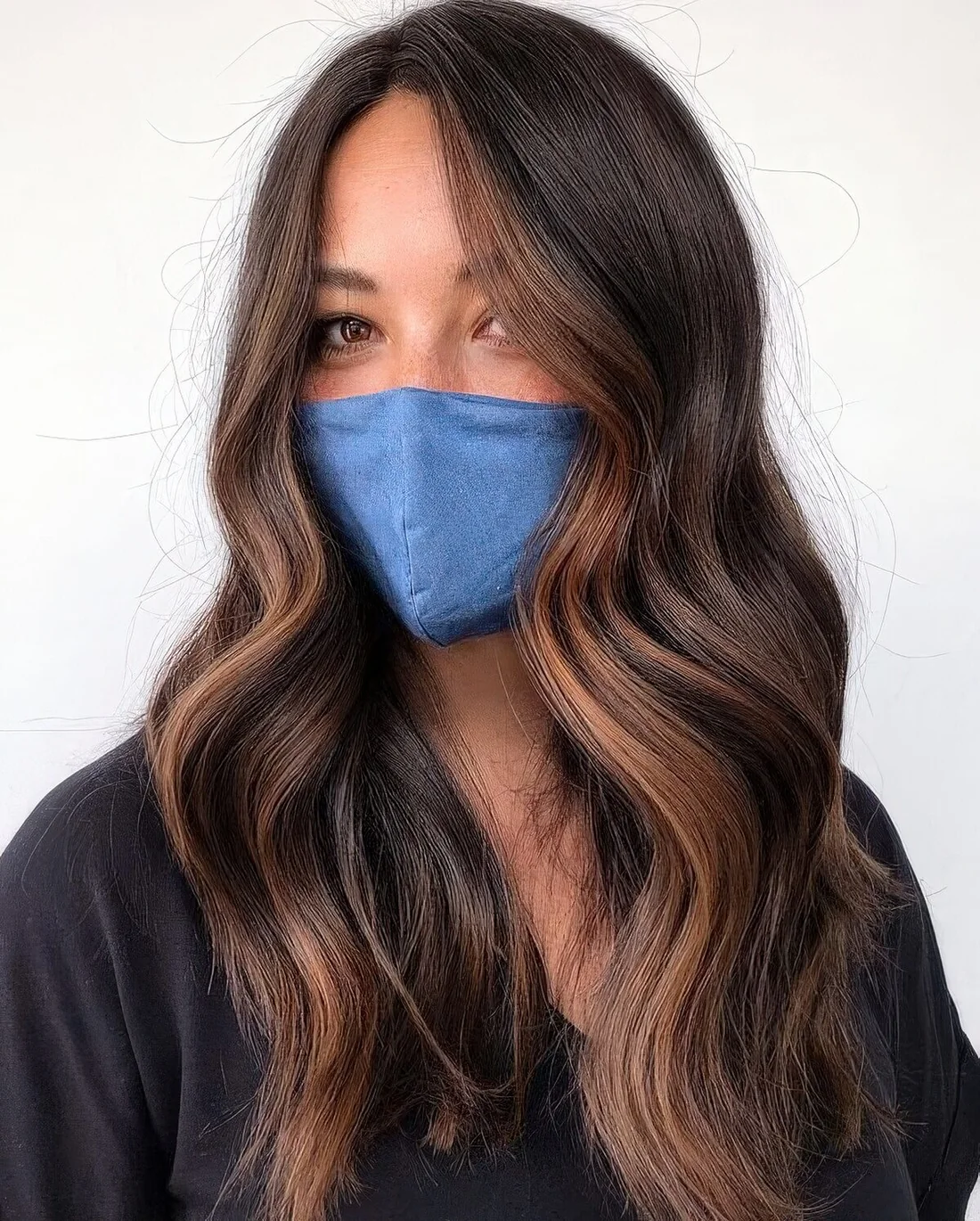 Add a bit of dimension to your dark hair with such chocolate brown face-framing highlights on brunette balayage hair.