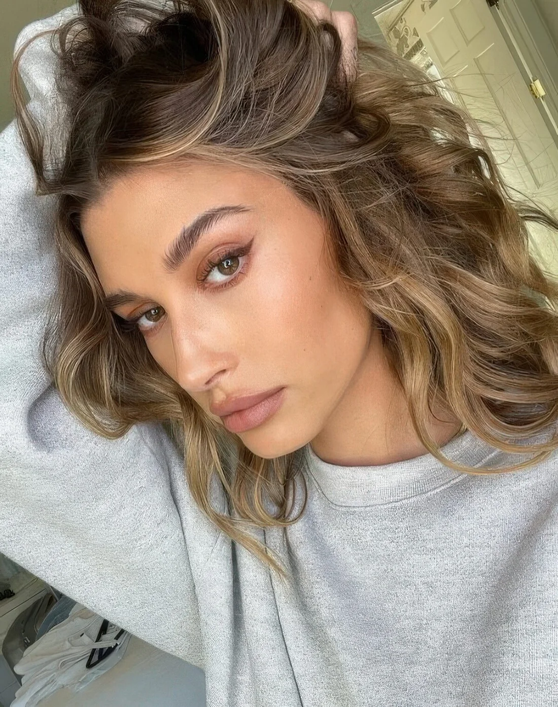 Hailey Bieber’s mousy brunette roots make for another amazing take on this cool color trend, with her subtle light ends.