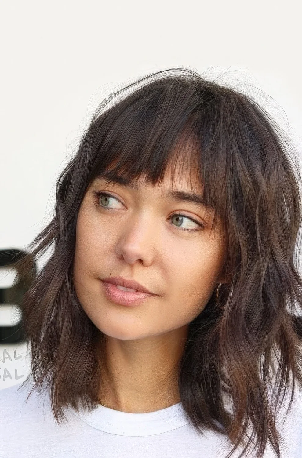 Photo showing wavy hairstyle, with the hairstyle clearly visible.