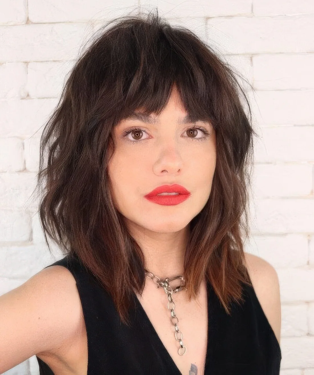 Photo showing hairstyle with bottleneck bangs, with the hairstyle clearly visible.