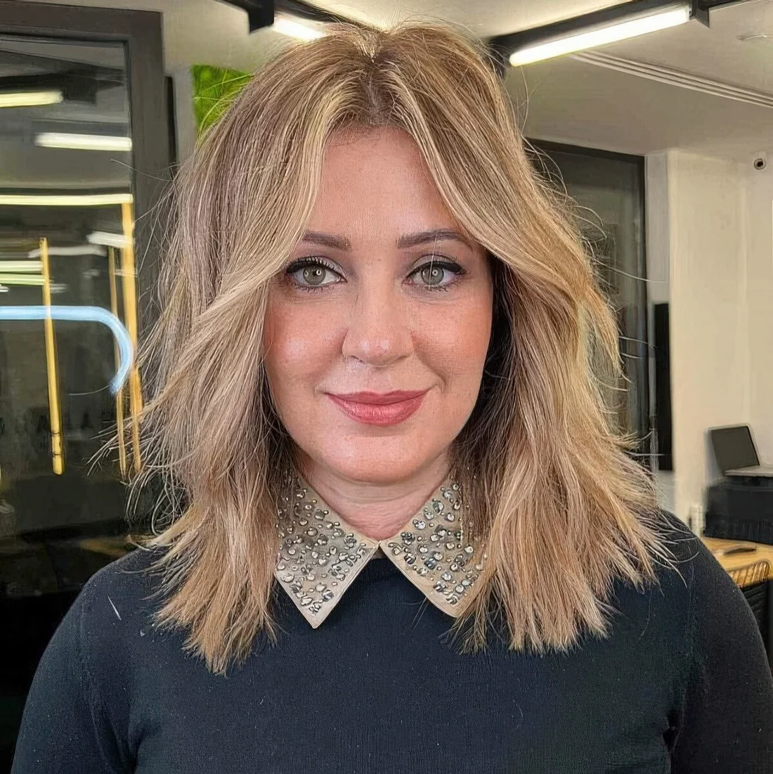 Choppy haircut with balayage, soft curtain bangs for an effortless look without any bulky movement.