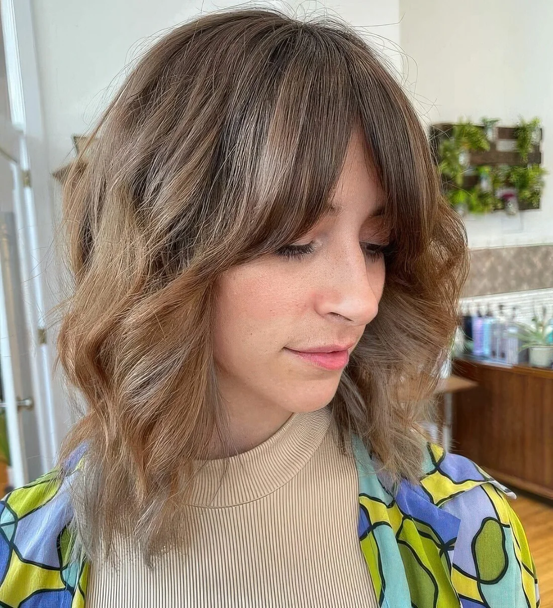 Photo showing medium wavy hairstyle, with the hairstyle clearly visible.