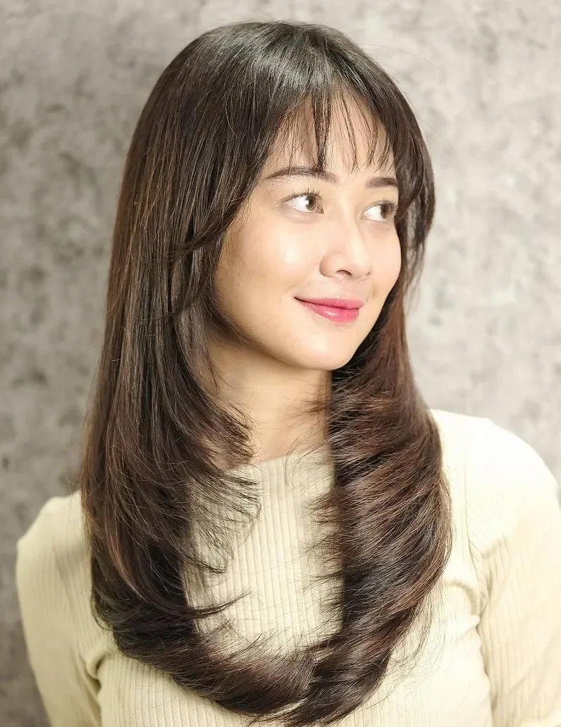 shoulder straight brunette layers with wispy fringe shown as a medium length haircut ideas for thin fine hair idea
