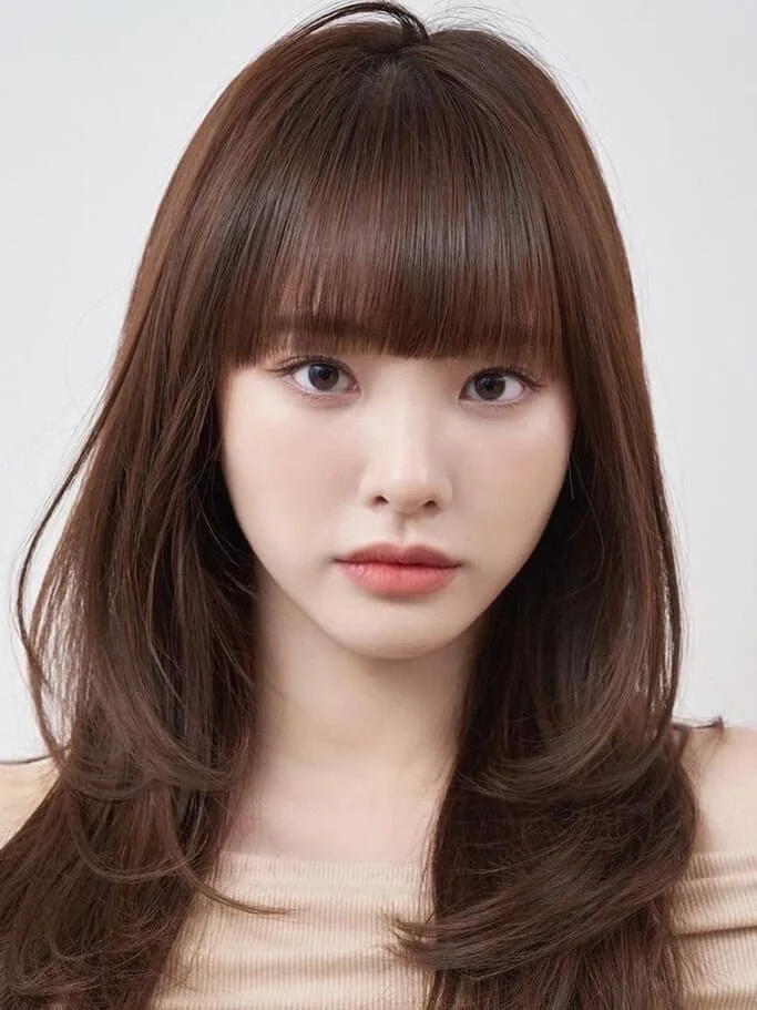 shoulder straight brunette layers with blunt fringe shown as a medium length haircut ideas for thin fine hair idea