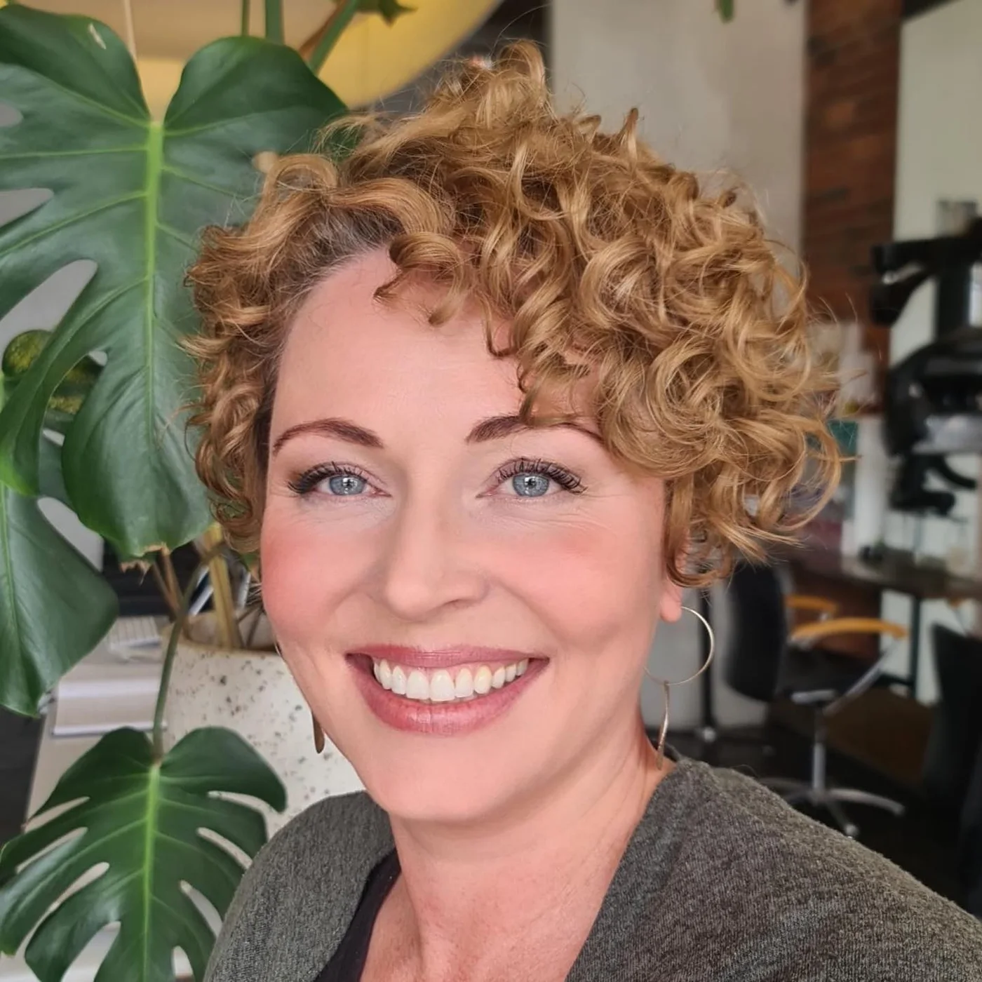 shoulder curly chestnut curly style with curly fringe fringe shown as a medium length haircut ideas for thin fine hair idea