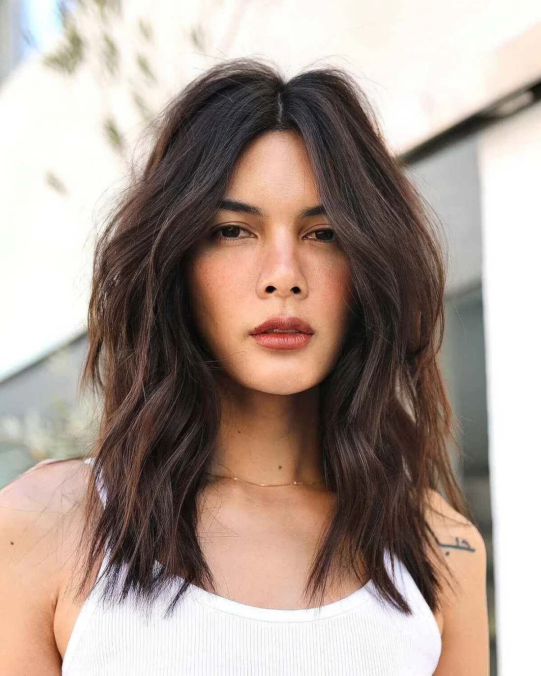 Photo showing medium-length lob, with the hairstyle clearly visible.