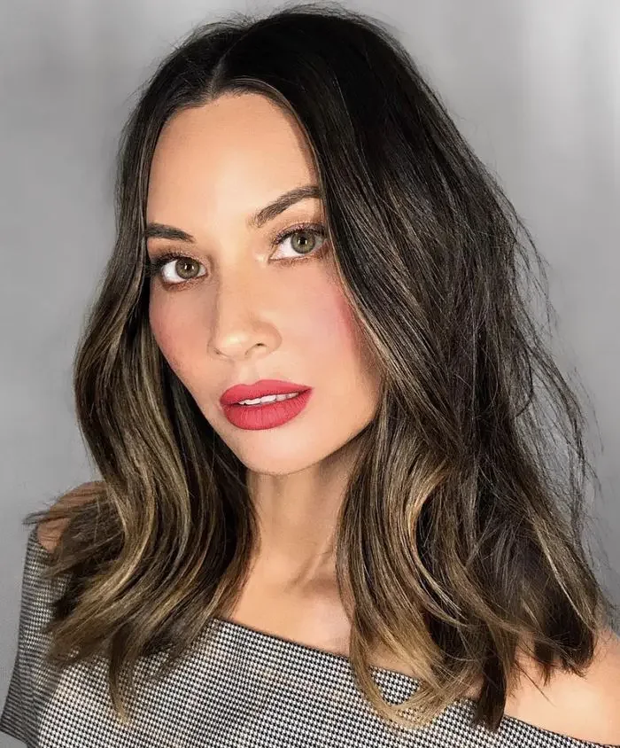 Photo showing lob with lowlights, with the hairstyle clearly visible.