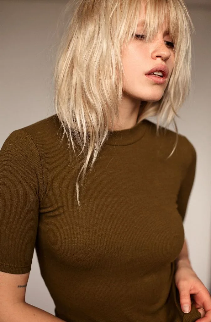 Photo showing grunge shaggy cute, with the hairstyle clearly visible.