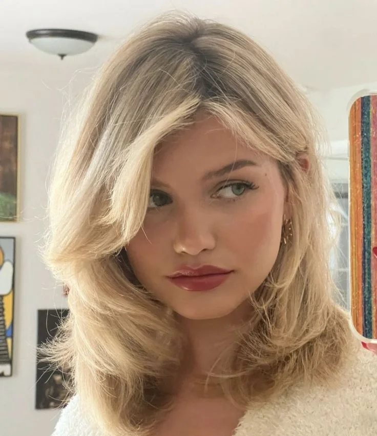 Photo showing butterfly cut, with the hairstyle clearly visible.
