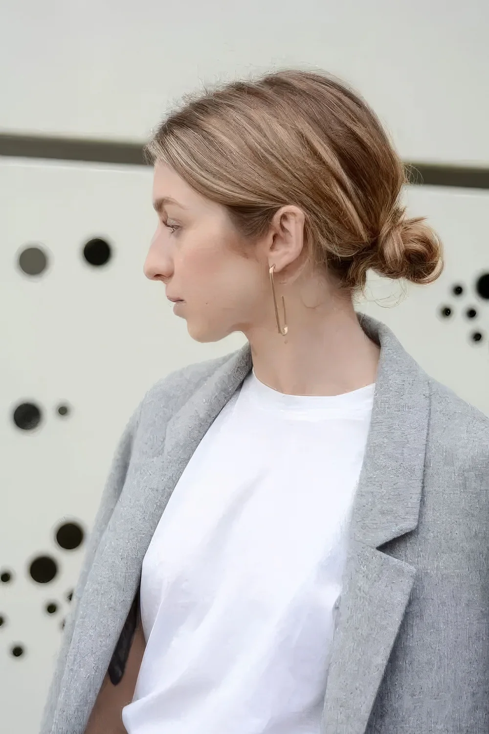 Photo showing casual wedding hairstyle, with the hairstyle clearly visible.
