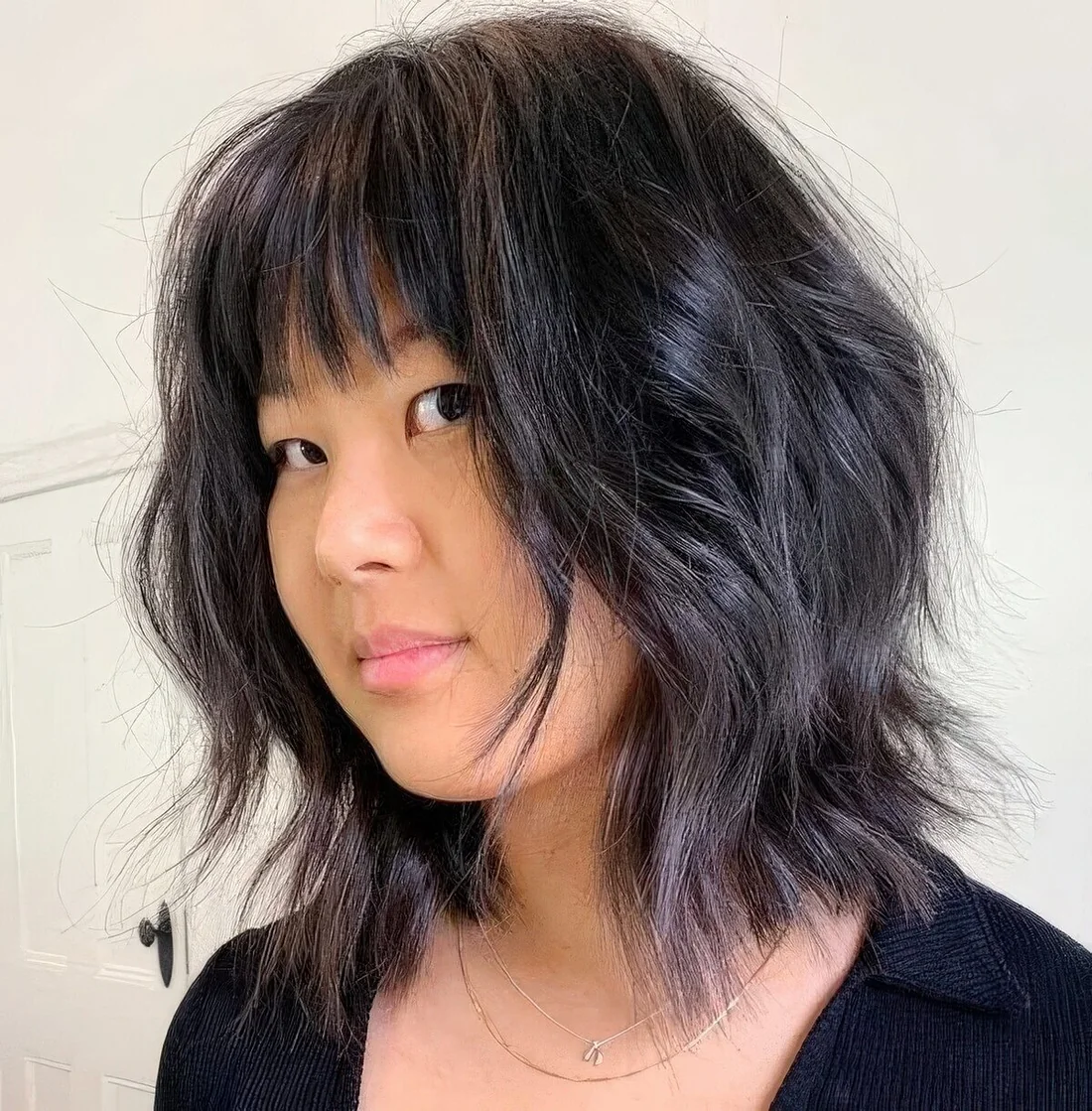 Photo showing hairstyle with blunt bangs, with the hairstyle clearly visible.