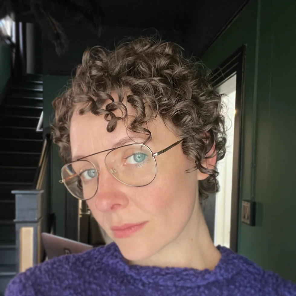 shoulder curly chestnut curly style with curly fringe fringe shown as a messy pixie cut with bangs idea