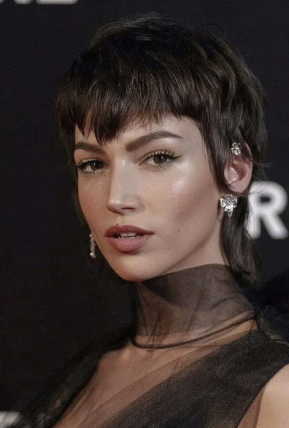 Short and cool mullet with an asymmetrical fringe and some touches of waves.