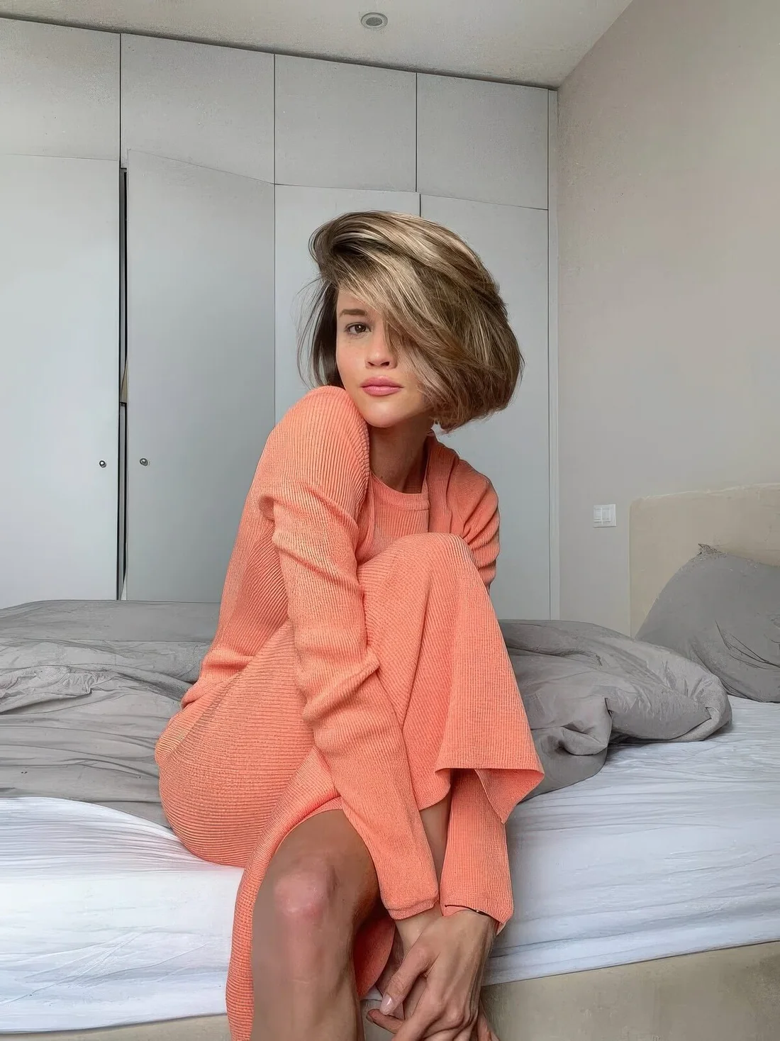 Photo showing short bronde bob, with the hairstyle clearly visible.